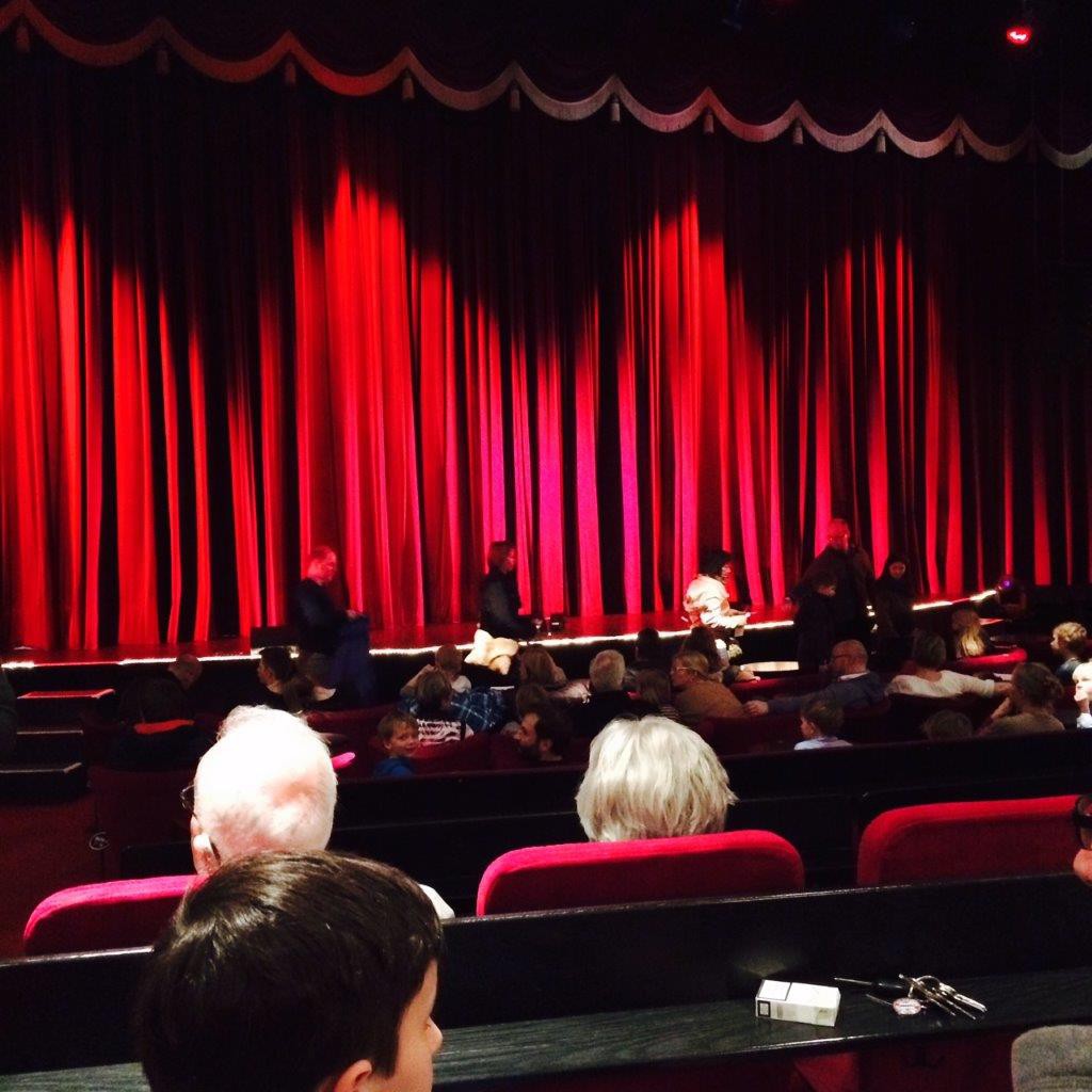 Der Theatersaal füllt sich: Zu besuch beim kleinen Störtebeker im Schmidt Theater