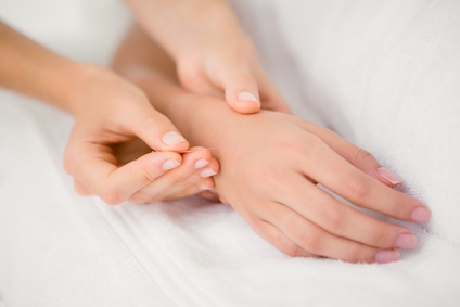Manchen Frauen hilft Akupunktur gegen Schwangerschaftsübelkeit. (Genadelt wird eigentlich an Handgelenk und Unterarm) 