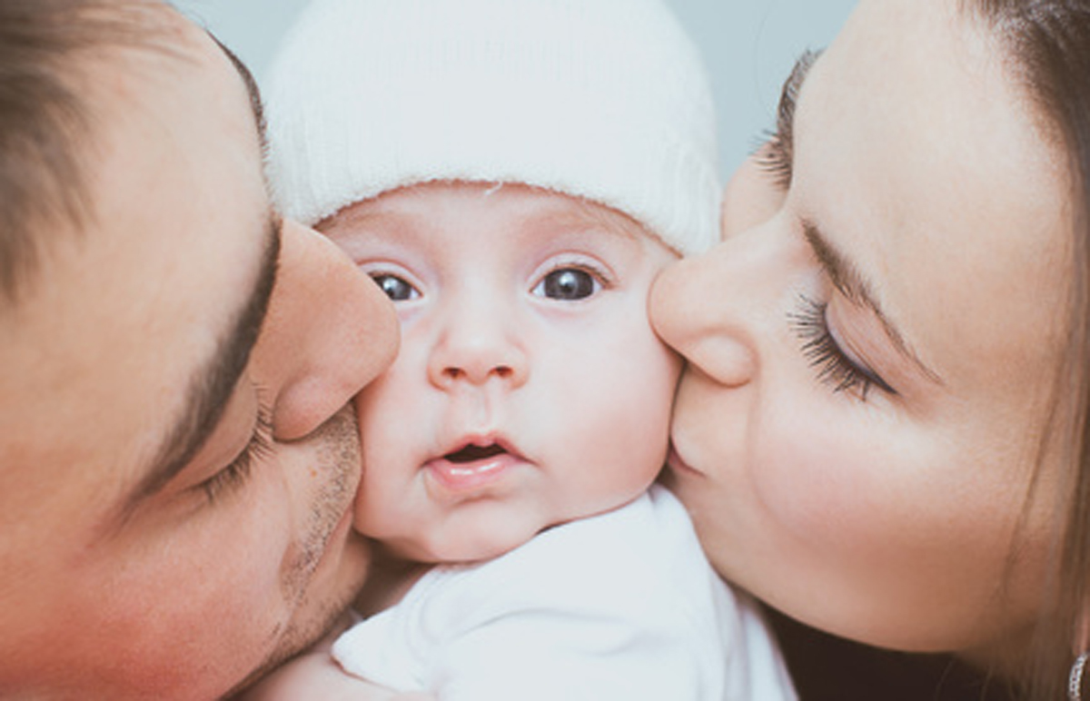 Geburt Wochenbett Mutter Vater küssen baby