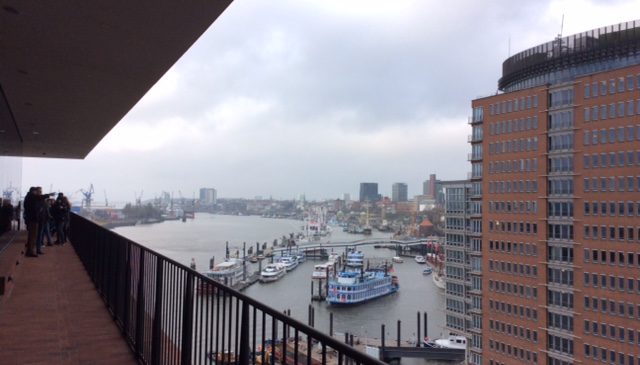 Plaza elbphilharmonie hafenblick landungsbrücken