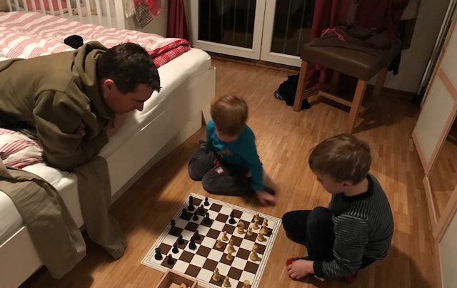 Vatertag Schach Vater-Sohn